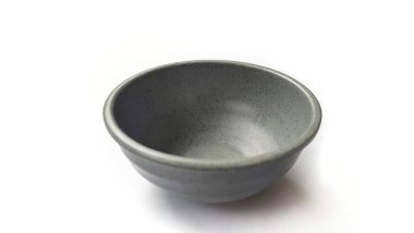 Beyaz arka planda izole edilmiş seramik melamin maddesi olan boş yuvarlak gri kase