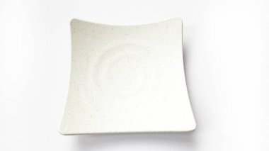 Beyaz arkaplanda izole edilmiş seramik melamin maddesi olan boş kare beyaz tabak