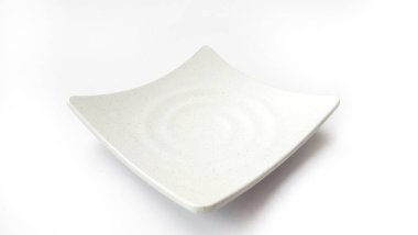 Beyaz arkaplanda izole edilmiş seramik melamin maddesi olan boş kare beyaz tabak