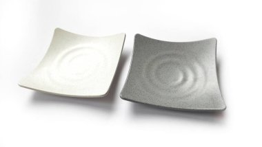 Beyaz arkaplanda izole edilmiş seramik melamin maddesi olan boş kare beyaz ve gri plakalar