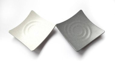 Beyaz arkaplanda izole edilmiş seramik melamin maddesi olan boş kare beyaz ve gri plakalar