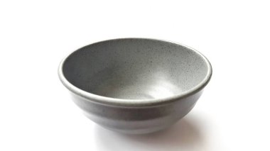 Beyaz arka planda izole edilmiş seramik melamin maddesi olan boş yuvarlak gri kase