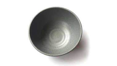 Beyaz arka planda izole edilmiş seramik melamin maddesi olan boş yuvarlak gri kase