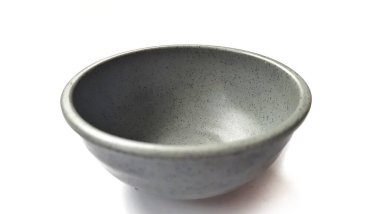 Beyaz arka planda izole edilmiş seramik melamin maddesi olan boş yuvarlak gri kase