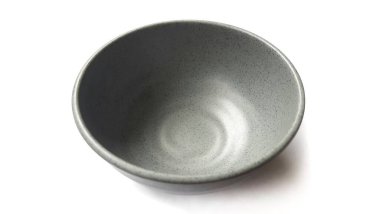 Beyaz arka planda izole edilmiş seramik melamin maddesi olan boş yuvarlak gri kase