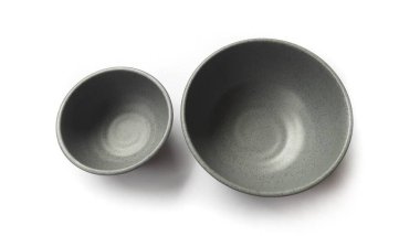 Beyaz arkaplanda izole edilmiş seramik melamin maddesi olan boş iki gri kase.