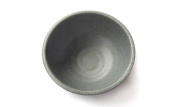 Beyaz arka planda izole edilmiş seramik melamin maddesi olan boş yuvarlak gri kase