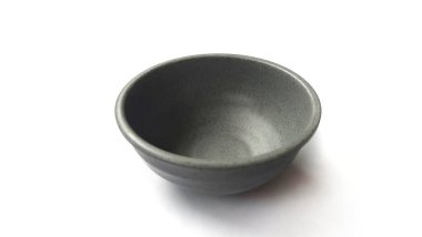 Beyaz arka planda izole edilmiş seramik melamin maddesi olan boş yuvarlak gri kase