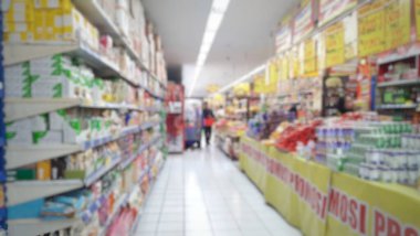 Süpermarketin içindeki bulanık arkaplan ve raflar