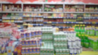 Süpermarketin içindeki bulanık arkaplan ve raflar
