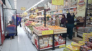 Süpermarketin içindeki bulanık arkaplan ve raflar