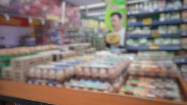 Süpermarketin içindeki bulanık arkaplan ve raflar