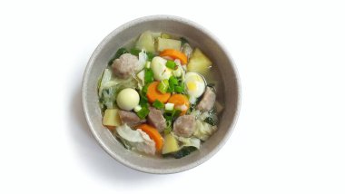 Sayur çorbası, Endonezya 'da kahverengi kase üzerinde servis edilen bir sebze çorbası. Beyaz arka planda izole edilmiş. Yemek sunumu fotoğrafçılığı