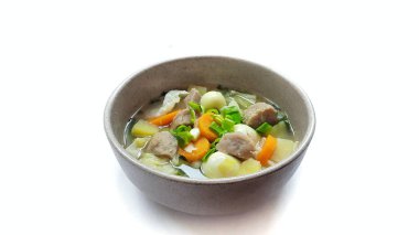 Sayur çorbası, Endonezya 'da kahverengi kase üzerinde servis edilen bir sebze çorbası. Beyaz arka planda izole edilmiş. Yemek sunumu fotoğrafçılığı