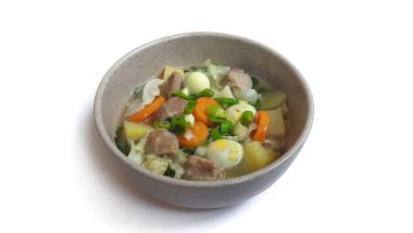 Sayur çorbası, Endonezya 'da kahverengi kase üzerinde servis edilen bir sebze çorbası. Beyaz arka planda izole edilmiş. Yemek sunumu fotoğrafçılığı