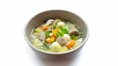 Sayur çorbası, Endonezya 'da kahverengi kase üzerinde servis edilen bir sebze çorbası. Beyaz arka planda izole edilmiş. Yemek sunumu fotoğrafçılığı