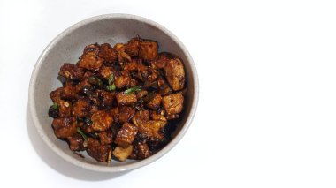 Tempeh ve tofu taze biberle kızartılmış ve kasede servis edilen soya sosu. Endonezya yemekleri