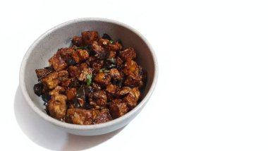 Tempeh ve tofu taze biberle kızartılmış ve kasede servis edilen soya sosu. Endonezya yemekleri