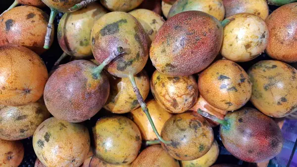 Endonezya 'daki süpermarkette satılık tatlı Markisa Konyal veya tutku meyveleri