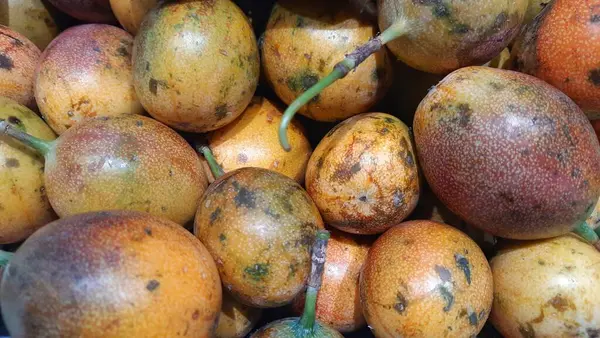 Endonezya 'daki süpermarkette satılık tatlı Markisa Konyal veya tutku meyveleri