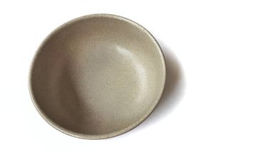 Beyaz zemin üzerinde seramik melamin maddesi olan boş yuvarlak kahverengi kase