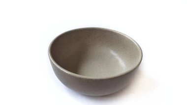 Beyaz zemin üzerinde seramik melamin maddesi olan boş yuvarlak kahverengi kase