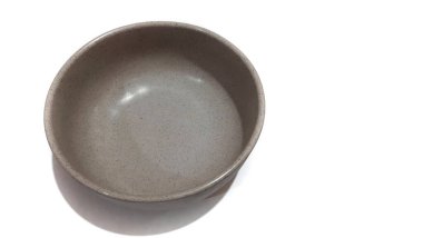 Beyaz zemin üzerinde seramik melamin maddesi olan boş yuvarlak kahverengi kase