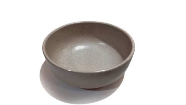 Beyaz zemin üzerinde seramik melamin maddesi olan boş yuvarlak kahverengi kase