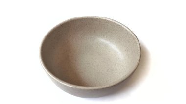 Beyaz zemin üzerinde seramik melamin maddesi olan boş yuvarlak kahverengi kase