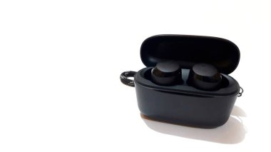 Kablosuz bluetooth kulaklıklar taşınabilir ses ve hızlı şarj kutusu beyaz arkaplanda izole