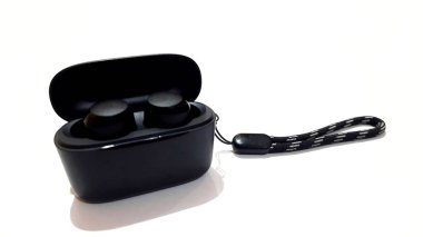 Kablosuz bluetooth kulaklıklar taşınabilir ses ve hızlı şarj kutusu beyaz arkaplanda izole