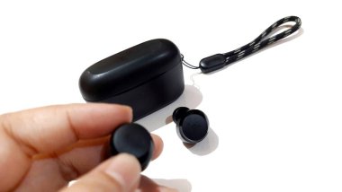 Kablosuz bluetooth kulaklıklar, hızlı şarj çantası beyaz arkaplanda izole edilmiş taşınabilir sesler.