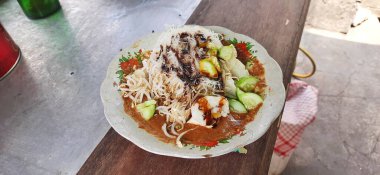 Fıstık soslu ketoprak Endonezya 'nın geleneksel vejetaryen sokak yemekleri tabağında servis ediliyor.