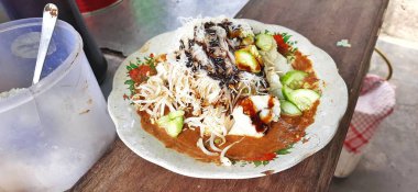 Fıstık soslu ketoprak Endonezya 'nın geleneksel vejetaryen sokak yemekleri tabağında servis ediliyor.