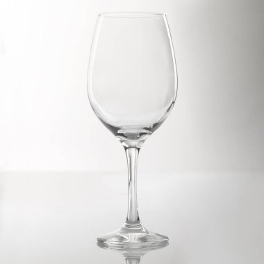 Beyaz arka planda boş şarap kadehi