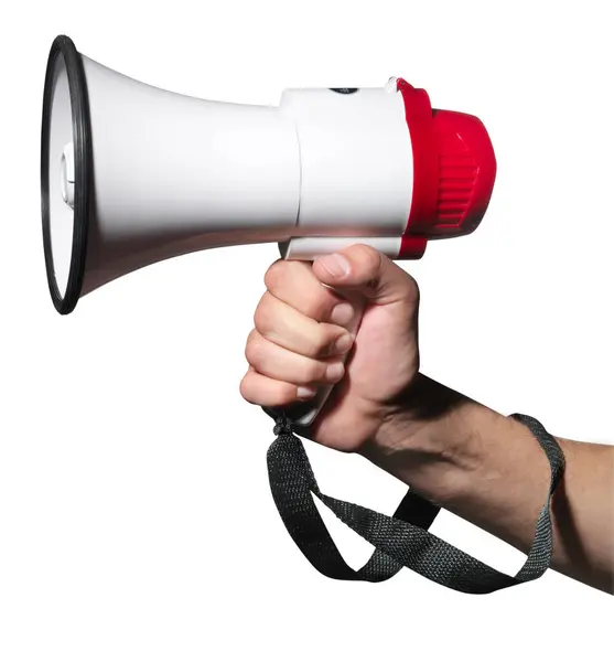 El ele tutuşan megafon beyaz arkaplanda izole edilmiş.