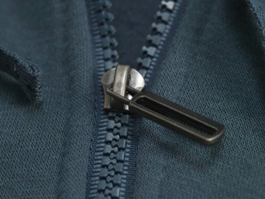 Askıda asılı metal askı. Kapat - kapat