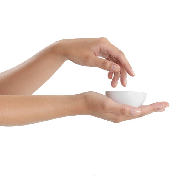 женские руки с чашей на белом фоне