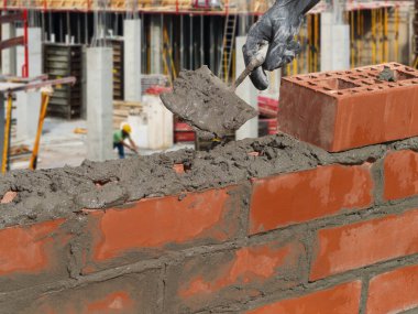 Kırmızı tuğla duvarlı tuğla duvar.