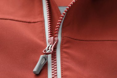 kırmızı ceket ve fermuar.