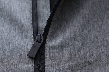 Askıda siyah ceket var.