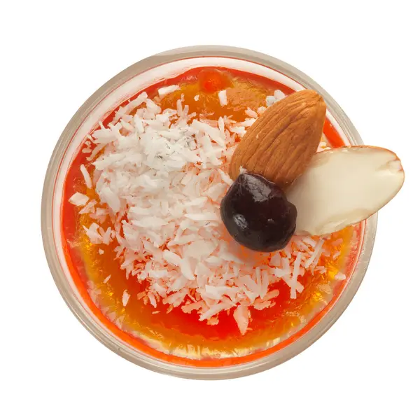 Beyaz arka planda bir kase lezzetli tatlı.