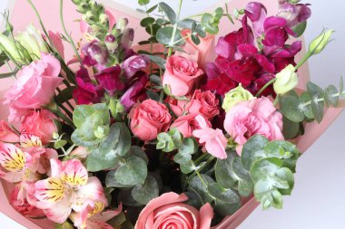 Güzel buket çiçek hediye kutusunda