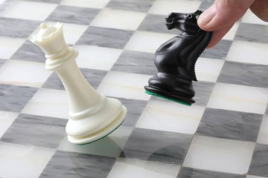 Satranç kralı, beyaz arkaplanda satranç taşları
