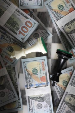 Dolar ve para siyah arkaplanda