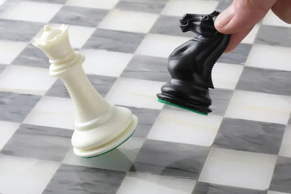 Satranç kralı, beyaz arkaplanda satranç taşları