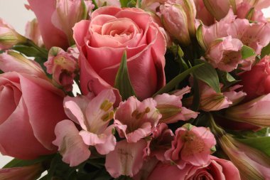 Bir buket güzel çiçek yakın