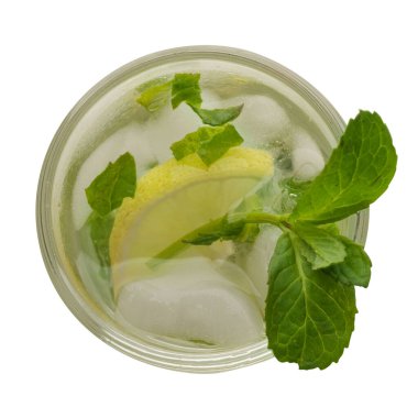Limonata ve naneli beyaz hace üzerine izole edilmiş.