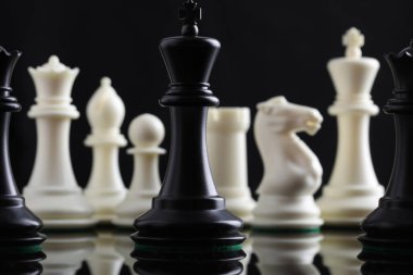 Koyu arkaplanda satranç oyunu