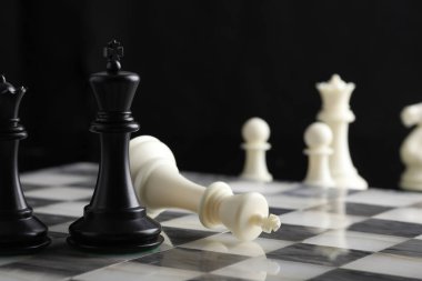 Siyah masada satranç taşları